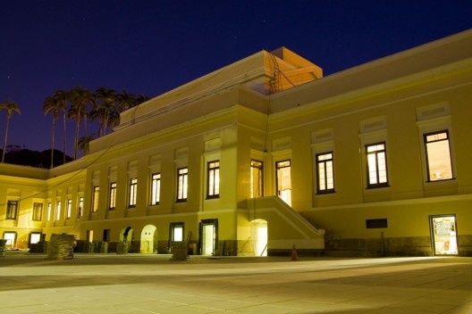 Casa Daros. Pátio à noite