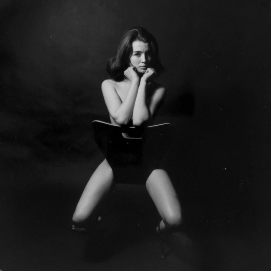Christine Keeler sentada em cadeira Ant Chair, de Arne Jacobsen, 1963
