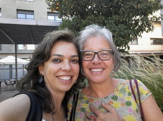 Zaida Muxí Martínez com Daniela Abritta Cota, na praça Olimpo, ao lado da Secretaria de Urbanismo da Prefeitura de Santa Coloma de Gramenet. Julho, 2018
