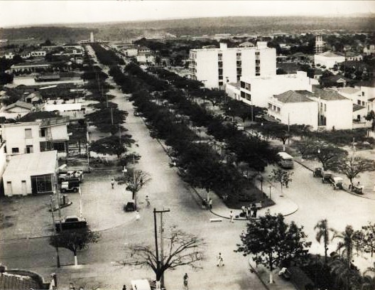 Avenida Goiás com a Estação Ferroviária em primeiro plano e depois ao fundo, década de 1950