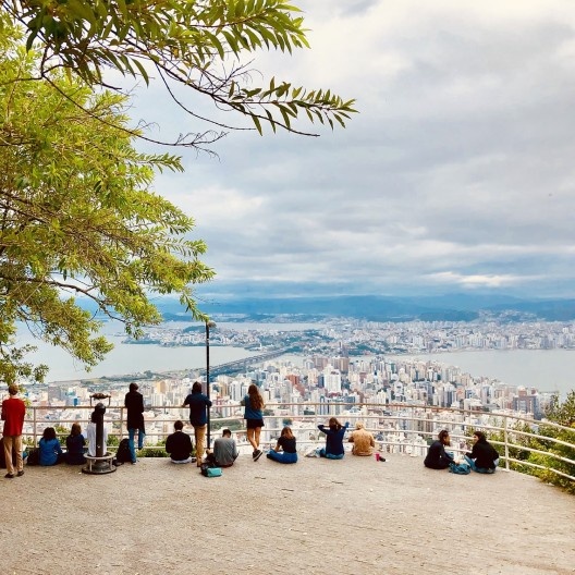 Desenhando a cidade do alto do Morro da Cruz