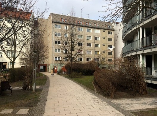 Passagem de pedestres no meio do quarteirão, entre edifícios residenciais no bairro do Mitte, antiga Berlim Oriental