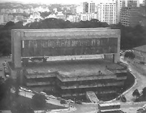 Vista posterior do MASP, onde aparece a base, o vão e a caixa do meuseu