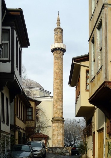 Rua tradicional com minarete da Mesquita Sehadet ao fundo. Bursa, 2012