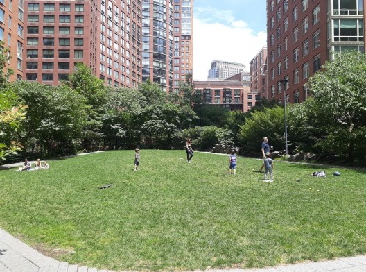 Teardrop Park, trilhas em meio a vegetação, Nova York, 2018