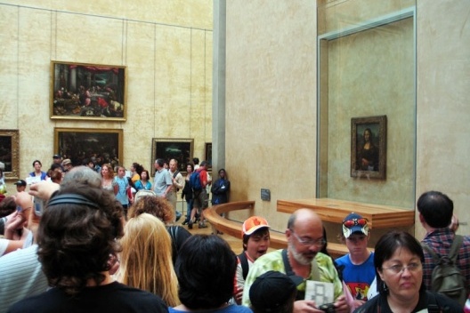Público diante da Gioconda, quadro de Leonardo da Vinci