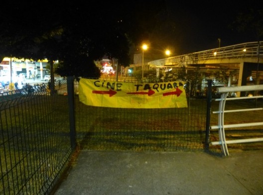 Direções para o espaço do Cine Taquara na passarela do BRT em 2018