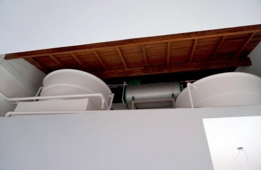 Caixas d’água e boiler expostos para fins didáticos