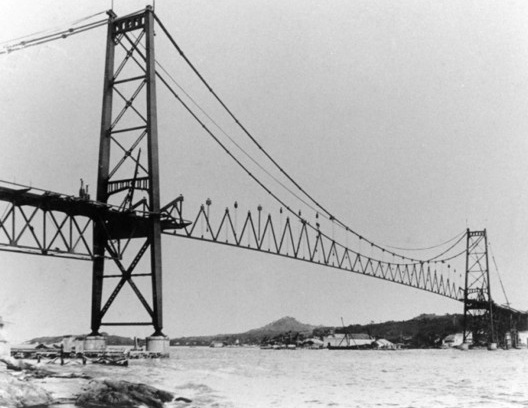 Montagem da face norte da treliça de rigidez no vão central