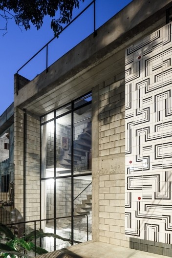 Casa Maracanã, São Paulo, aberturas, cena noturna. Terra e Tuma arquitetos associados.