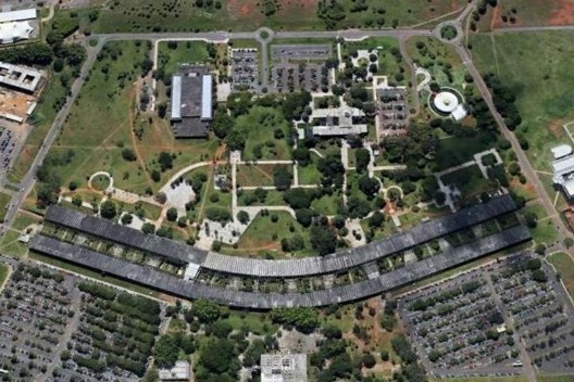 Instituto Central de Ciências e a Praça Maior da Universidade de Brasília, Brasília DF Brasil. Arquitetos Lucio Costa (campus) e Oscar Niemeyer (edifício)