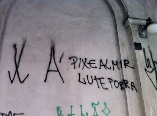 Descrição do pixo: “Pixe Almir, Lute P**”