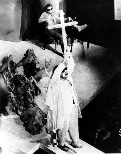 Roda Viva. Autor:Chico Buarque. Direção:José Celso Martinês Corrêa. Produção: Roberto Collossi Promoções Artísticas, 1968. Na foto: Flávio São Thiago (Capeta), Paulo César Pareio (Mane) e Coro. Arquivo Sociedade Cultural Flávio Império.