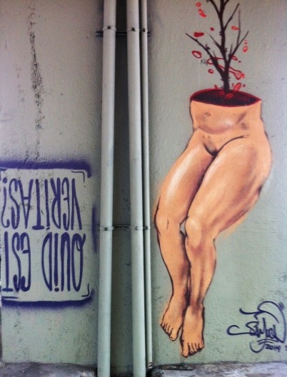 “Quid est veritas?” (de ponta-cabeça), pilastra do Minhocão, Rua Amaral Gurgel, São Paulo