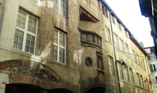 Casario em uma das ruas mais antigas do centro de Grenoble
