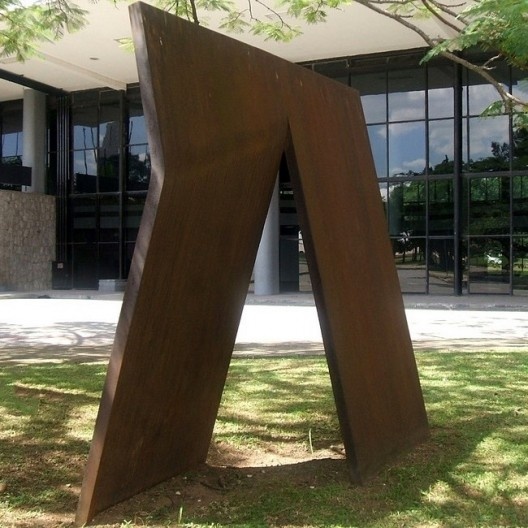 Amilcar de Castro, Sem título, 1970. Jardim de Esculturas, acervo do Museu de Arte Moderna de São Paulo