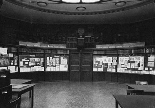 Sala de leitura da KBW em Hamburgo, fotografada durante a exposição “Ovid Austellung”, 1927
