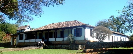 Fachadas frontal e lateral esquerda da sede da Fazenda Boa Esperança
