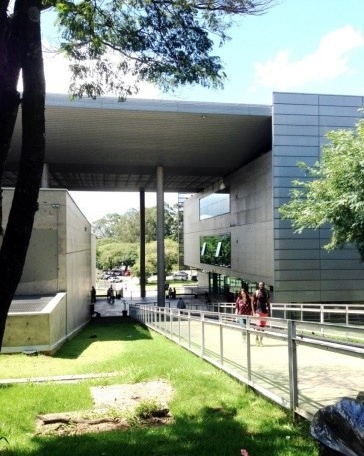 Biblioteca Brasiliana, rampa de acesso