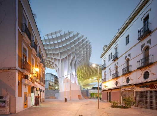 Metropol Parasol, estrutura de madeira visível a partir do arruamento próximo, Sevilha. J. Mayer H. Architects, 2004