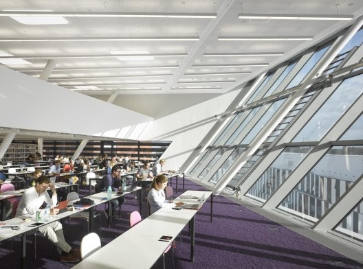 Biblioteca e Centro de Aprendizagem, Universidade de Economia e Negógios de Viena, espaço de estudos. Zaha Hadid Architects