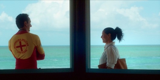 Roberval, o salva-vidas, e Clara, cena do filme Aquarius, filme de Kleber Mendonça Filho