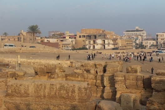 Edifícios habitacionais nos arredores das Pirâmides de Gizé