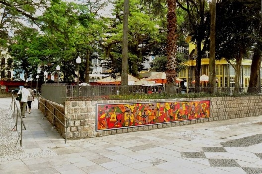 Painel afro-brasileiro, Largo Glênio Peres, Porto Alegre, 2014. Mosaico cerâmico de Pelópidas Thebano (concepção) e Vinicius Vieira (execução)