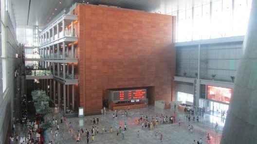 O Museu da Capital: no hall central, a grande “caixa de madeira”