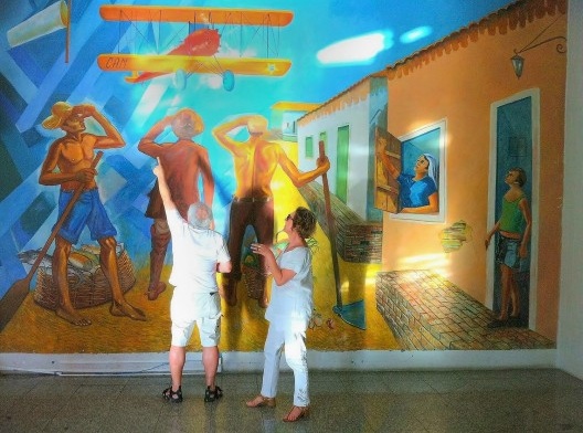 Esta aventura começa no aeroporto de Petrolina (PE), onde a pintura mural celebra a passagem de um heróico WACO do Correio Aéreo Militar sobre uma pequena cidade nordestina nos anos 1930.