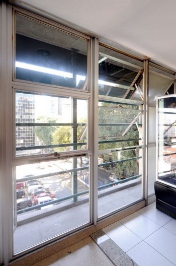 Brises escuros com pequeno ângulo de proteção solar