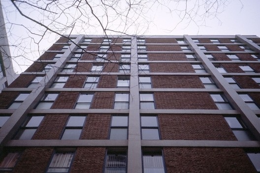 Eduardo de Almeida, Edifício Residencial Gemini, São Paulo, 1970-71. Uma solução em que nada falta e nada sobra, e máximo proveito estético é tirado de elementos indispensáveis como pilares e vigas