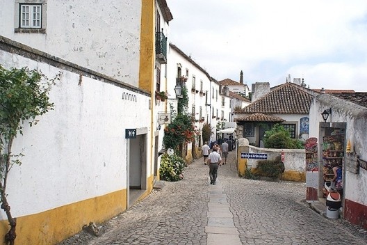 Início da Rua Direita, logo após a Porta da Vila