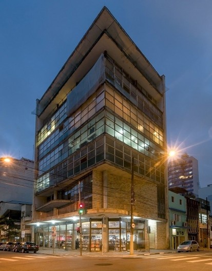 Edifício-sede do IAB/SP, 1947/1950. Arquitetos Rino Levi, Roberto Cerqueira César, Jakob Ruchti, Miguel Forte, Galiano Chiampaglia, Aberlardo de Souza, Hélio Duarte, Zenon Lotufo