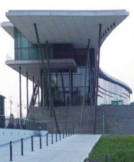 Figura 08. Valorização do caráter tecnológico do edifício, sistema estrutural metálico. Edifício governamental, Dresden, Alemanha