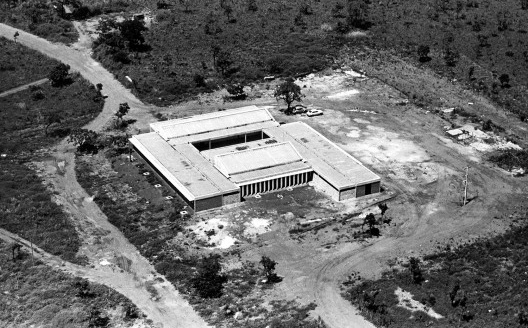 Laboratório de Nutrição e Doenças Tropicais da UnB, etapa 1, vista aérea do conjunto, Brasília, 1974, arquiteto Adilson Macedo