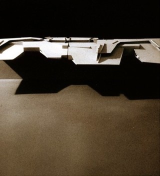 Maquete do terraço de 6km de comprimento, em balanço sobre o mar, capaz de rotar sob circunstâncias de maresia e tornar-se uma barreira vertical protegendo assim a cidade de La Habana (maquete de Lebbeus Woods com colaboração de Ekkerard Refeldt)