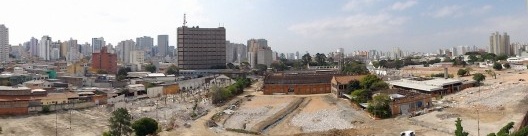 Demolição em andamento em 16 set. 2014, mostrando vários galpões totalmente demolidos, restando, ainda, um núcleo de construções importantes, algumas anteriores a 1920