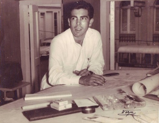El arquitecto Félix Antonio Muñoz Cusiné, en su primera oficina sita en Garzón # 18 altos, Santiago de Cuba