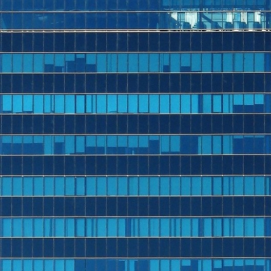 Fachada da Torre Garena em Alcalá de Henares, Comunidad de Madrid, exemplo de BIPV