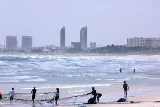 Pesca de Arrasto, no Serviluz. O trabalho na praia. Será que os pescadores não veem a beleza do mar?