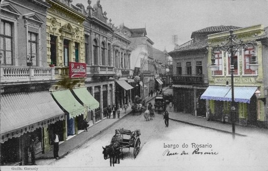 A foto de Guilherme Gaensly colorizada por Victor Miranda para destacar a confeitaria e a brasserie