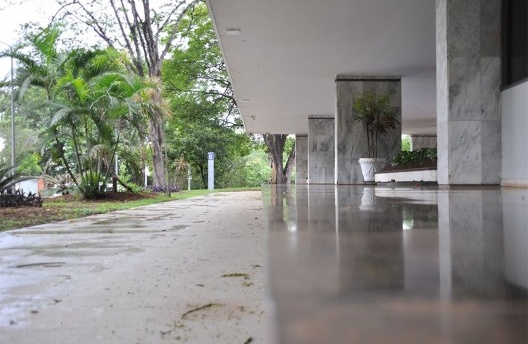 Detalhe dos pilotis nos prédios residenciais, nov. 2018