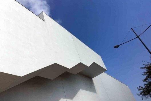 Museu Nacional dos Coches, fachada externa, outubro de 2017