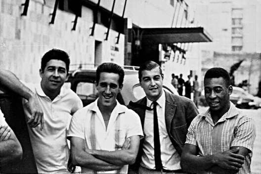 Mauro, Tonho, Enrique Benech e Pelé na Calle Reconquista, diante do Hotel Columbia, 1964