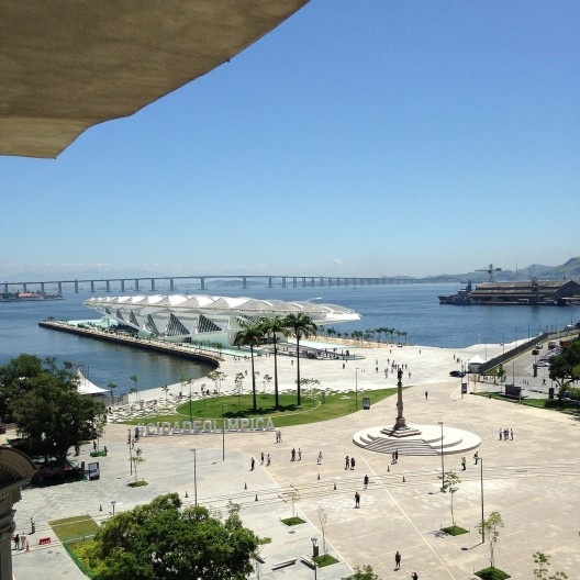 Vista geral da Praça Mauá a partir do balcão superior do MAR, com Museu do Amanhã e, ao fundo, a ponte Rio-Niterói sobre a Baía da Guanabara, Rio de Janeiro