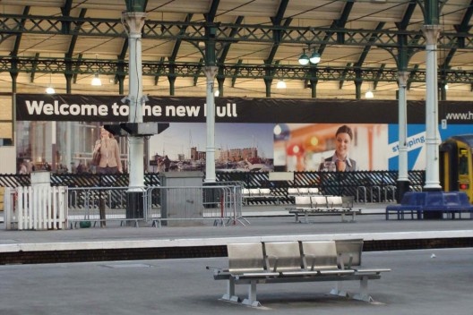 Welcome to the new Hull. Propaganda turística na estação ferroviária sobre a nova cidade que está surgindo, com comércio, equipamentos culturais, esportes e espaços públicos bem cuidados