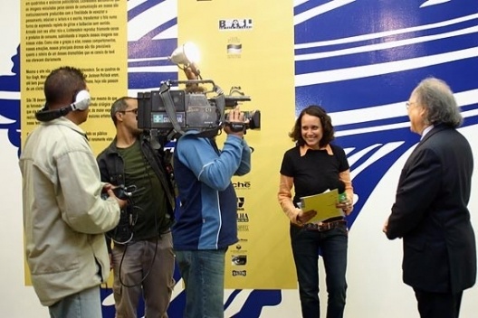 Ricardo Ohtake sendo entrevistado