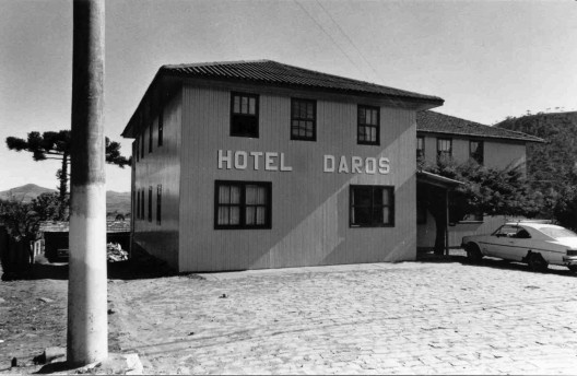 Hotel Daros, em São Miguel d’Oeste SC. Construído em dois pavimentos com tábuas verticais do tipo macho-fêmea