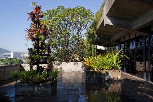 Arranjo com bromélias sobre estrutura metálica, edifício administrativo da indústria Piraquê, paisagista Roberto Burle Marx